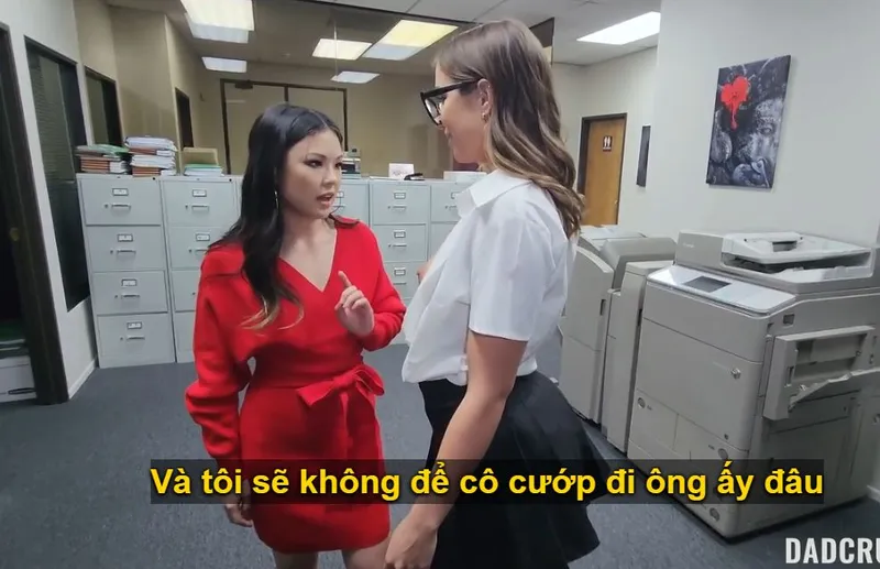 Bố dượng trúng độc đắc chịch cùng lúc bé gái và em trợ lý riêng